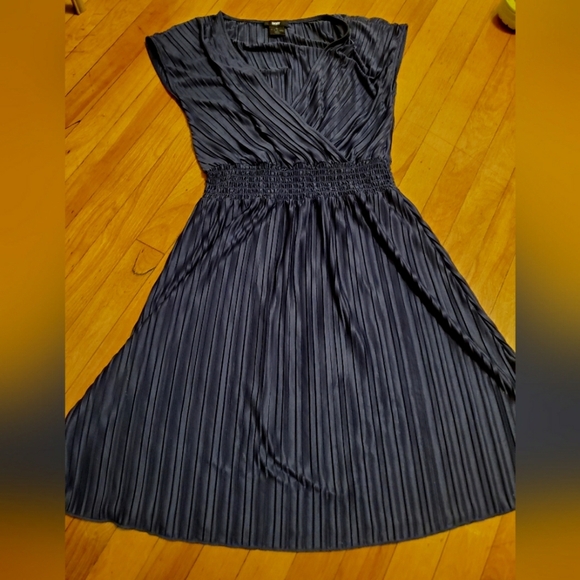 DKNY Women’s Pleated Smocked-Waist V Neck Dress. Dark Blue. Size 14. - Picture 9 of 13